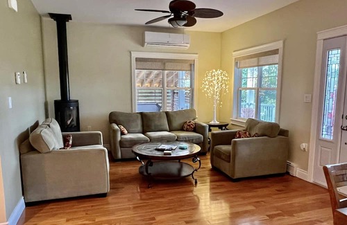 Clark's Harbour House | By the Vines Cottage - Hot Tub