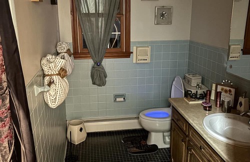 Hamden Bed & Breakfast | 1 King suit available in Guest House quiet & serene