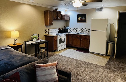 Roseville Apartment | Modern Studio With Full Kitchen & Bathroom