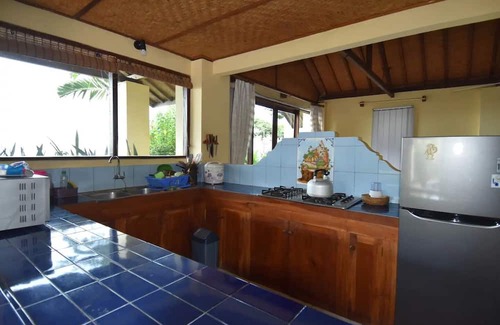 Banjartegehe Villa | Beachfront villa with private pool, garden and terrace