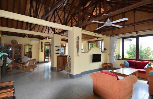 Banjartegehe Villa | Beachfront villa with private pool, garden and terrace