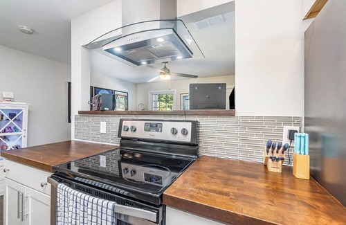 Biddleville House | QC Retro - Stylish 2-Queen bedroom townhome in Center City Charlotte