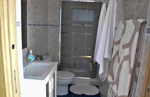 Acedo Apartment | The house of the home. CALBOTE Studio: 135cm bed, bathroom and kitchen-living room.