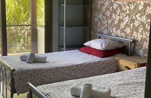 Universal House | Well situated comfortable luxury villa with swimming pool.