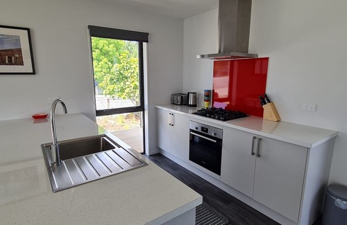 Naseby Cottage | Leven Street Crib - Modern, warm stay in the heart of historic Naseby