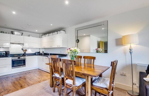 Chelsea Harbour Apartment | Spacious, modern, cosy apartment in the heart of Battersea