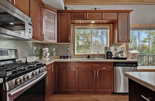 Saint Louis Cottage | Cheerful Cottage with Indoor Hot Tub. Great Getaway!