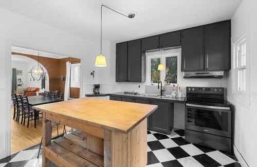 Vieux-Limoilou House | Rurality in the Hearth of the City (Free parking, 15 min from Old Qc)