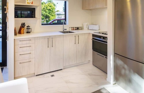 Henderson House | Prime West Auckland: 2Bedroom Townhouse