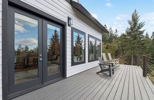 Kalispell House | Idyllic 5BD Montana Home w/private hot tub, fire pit & amazing views! Sleep 8!