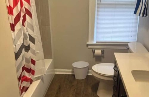 Robertsdale House | Charming 2-bedroom house in delightful Whiting with AC, WiFi