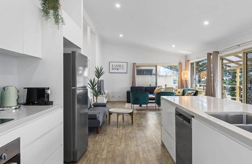 Blue Bay House | Absolute Waterfront Family Escape Blue Bay