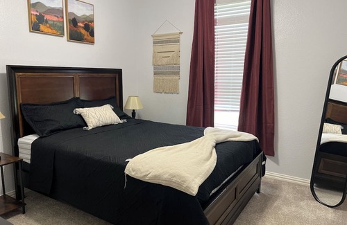 Corinth House | Blue Door on Aspen: Cozy 3BR Retreat with BBQ Grill & Playground for Families