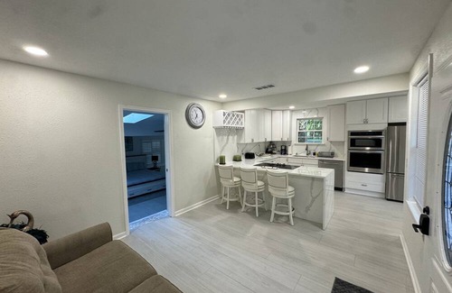 Hollyford House | Updated Home - JAX Zoo - Downtown - Beaches 25 min