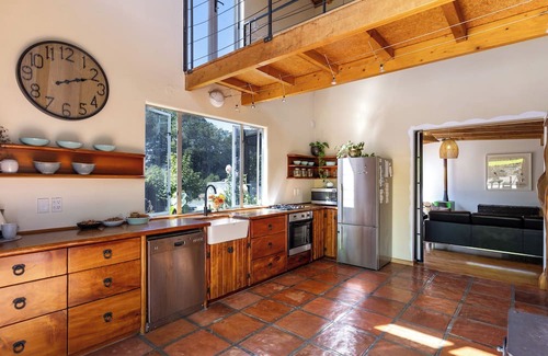 Brightwater House | Higgs Rest in Tasman - central location to national parks, dog friendly