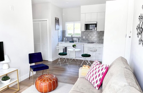 Valley View - Reed House | Modern 1Br/1B Guest Suite w/Kitchen, Laundry, AC/Heat, Living Room