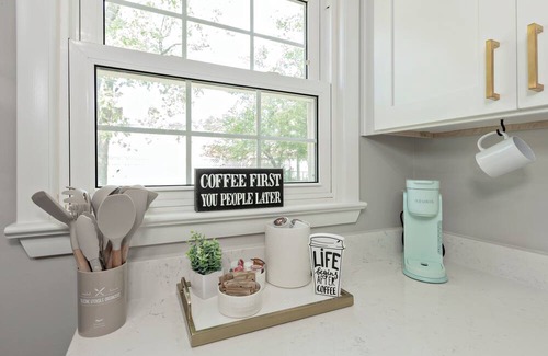 Euclid House | Modern Updated Ranch 15 min to Downtown & Hospitals