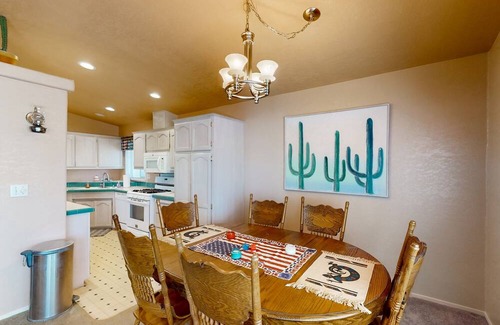 Meadview House | 3bd, dog-friendly home with central AC