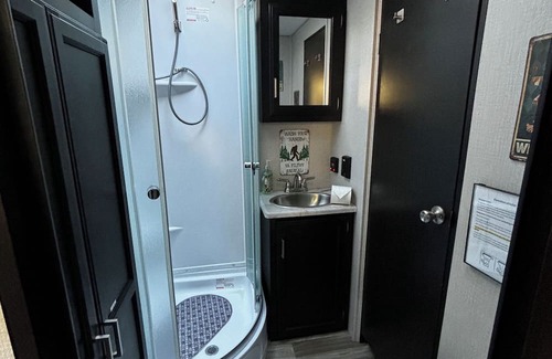 Amboy House | Cozy Glamping RV Hot Tub, Fire Pit & Nature Escape