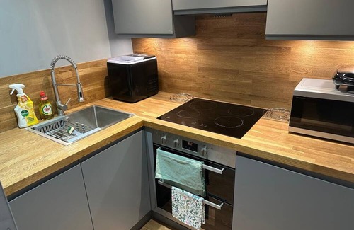 Foxdale House | The hot tub by the waterfall