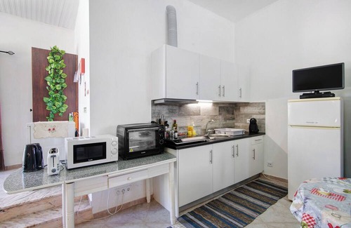 Colmeal Apartment | Studio Apartment 'Holiday Home Medronhal Faro' with Mountain View, Wi-Fi and Air Conditioning