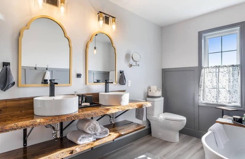 Saint Louis de Kent Other | Riverview, King bed main floor, 4 bedroom, 2 bathroom Farmhouse