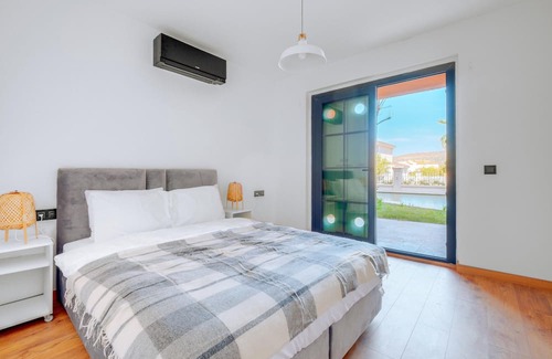 Alacati Apartment | Luxury Flat w Balcony and Shared Pool in Alacati