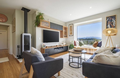 Mapua House | Beautifully renovated 3 bedroom 2 bathroom house in the vineyards of Mahana.