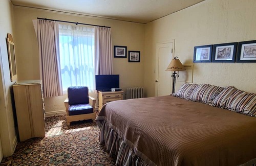 Lone Pine Hotel | Historic Dow Hotel