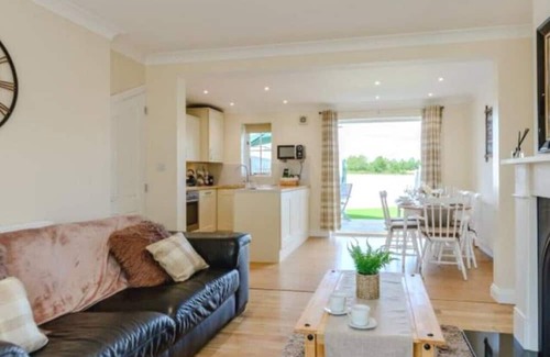 Kirby Misperton House | The Cosy Haven w/hottub near Flamingo Land