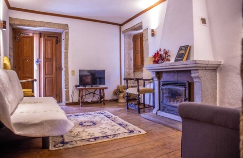 Sortelha House | Homerez - Spacious house in Sortelha with pool and terrace.