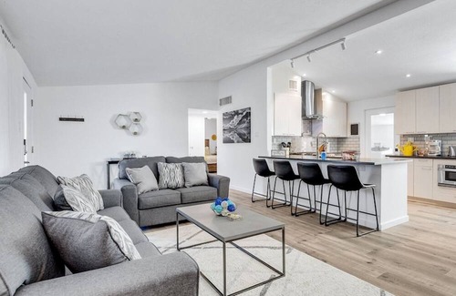 Midtown House | Modern and Comfy 3 bdrm near Melrose District!