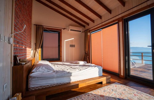 Iznik Villa | Cozy, super luxury two-story villa by the lake. 45 minutes to istanbul