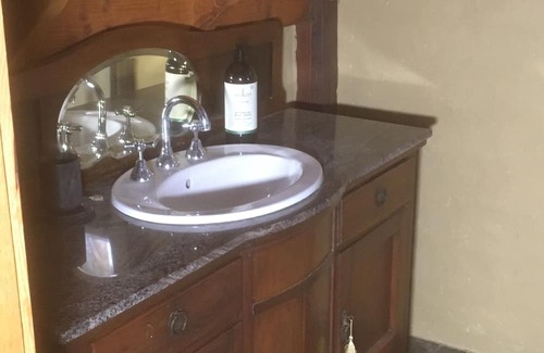 Kinglake Cottage | Rustic mud brick cottage