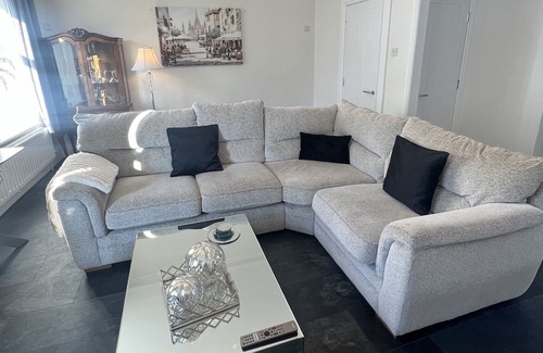 Douglas Apartment | Large 3 Storey Home From Home Apartment