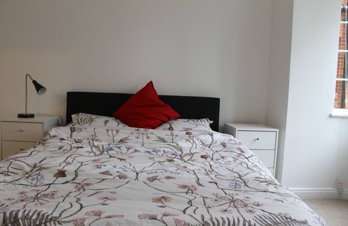 Raynes Park Apartment | Bright and spacious 1 bedroom flat-only 22 minutes to Central London