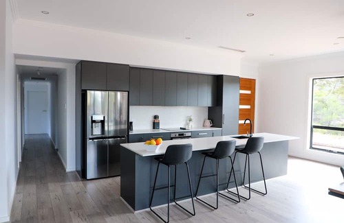 Monash House | River access, bush views, newly renovated house, 5 minutes to town.