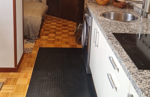 San Lazaro y Otero Apartment | Pequeño Apartamento con Wifi Lado Palacio Deportes. Próximo Salidas Autopista