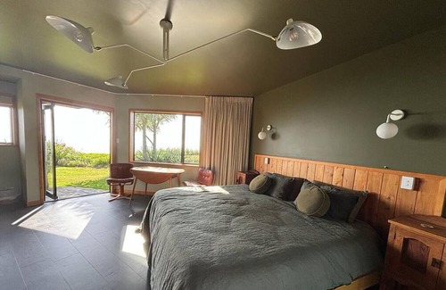 Hapuku House | Unwind and rejuvenate amidst the scenery of the ocean and snow-capped mountains.