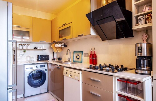 Ust Bostanci Apartment | Vibrant Flat in Atasehir with Central Location