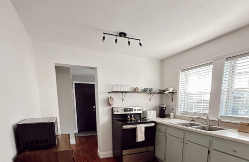 Lake City House | Stylish Retro cottage. Sleeps up to 7. Close to ball parks, lakes, and springs!