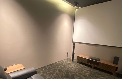 Spring Ski Chalet | 5 minutes to airport