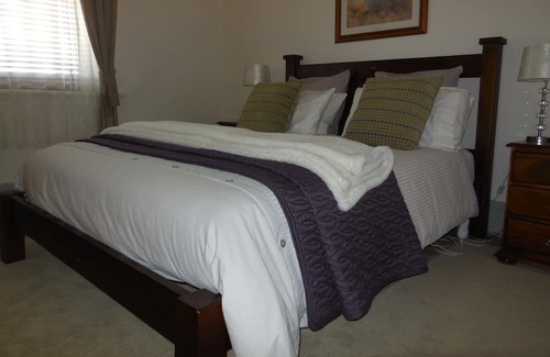 Waikerie Apartment | 2 Bedroom Apartment Town Centre. Older style cottage with 2 separate apartments