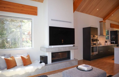 Emerald Estates House | Spacious Whistler Zen Chalet! 7 minute drive from the Village