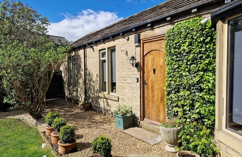 Rastrick Cottage | Superb 2-bedroomed Briar Cottage Guest Suite in Norwood Green, Halifax