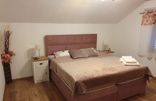 Cove Parja Apartment | Two bedroom apartment with terrace Knin, Zagora (A-21851-a)