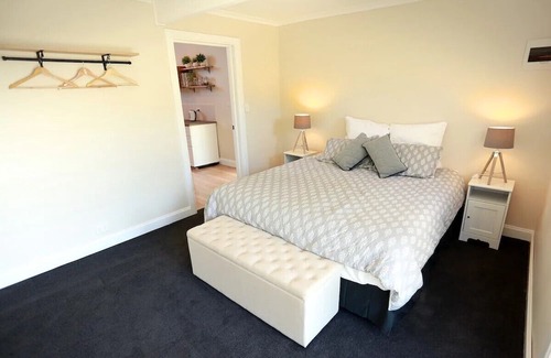 North Lilydale House | Tumbledown Barnhouse.