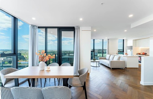 Box Hill Apartment | Spacious 4BR Penthouse in BoxHill Free Parking X2