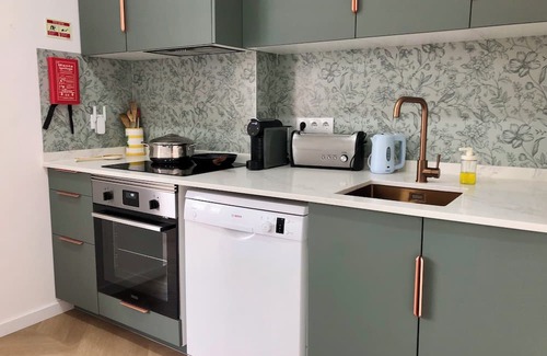 Santa Maria do Castelo e Sao Miguel Apartment | Modern Urban Soul Retreat