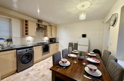 Swindon House | Doulton Close Long Stays Free Parking Book Now